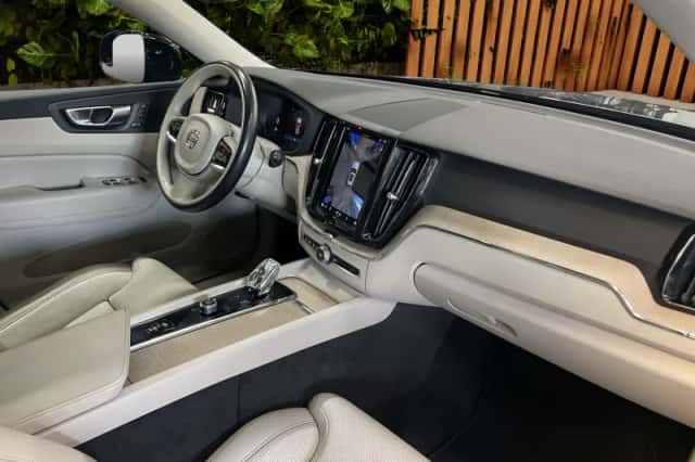 Volvo XC60 (2023) thumbnail 3