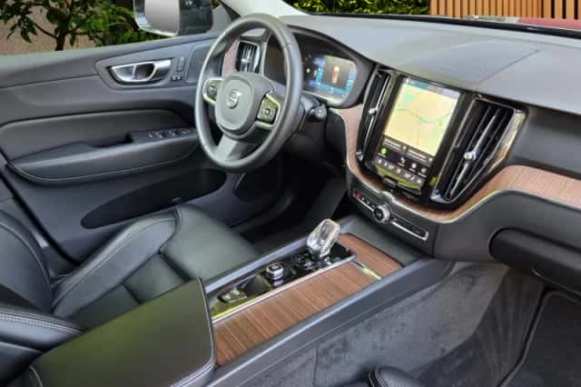 Volvo XC60 (2023) thumbnail 3