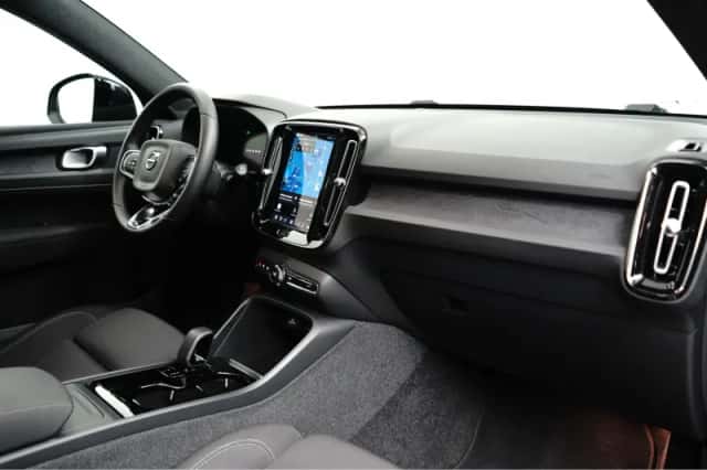 Volvo XC40 (2023) thumbnail 3