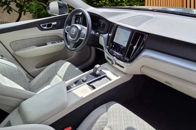 Volvo XC60 (2023) thumbnail 3