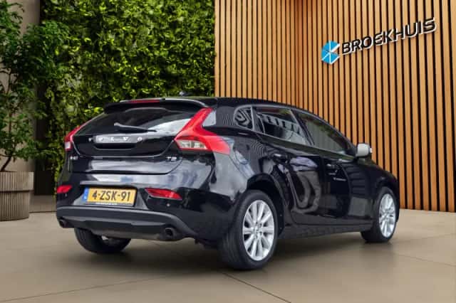 Volvo V40 (2015) thumbnail 2