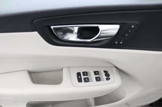 Volvo XC60 (2018) thumbnail 41