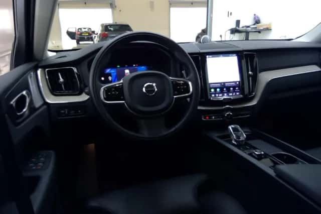 Volvo XC60 (2022) thumbnail 3