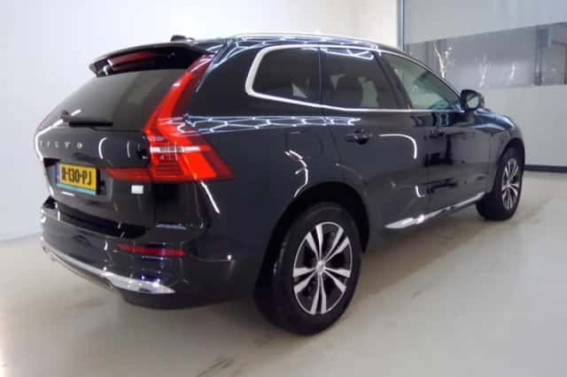 Volvo XC60 (2022) thumbnail 3