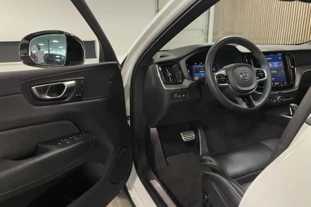Volvo XC60 (2022) thumbnail 16
