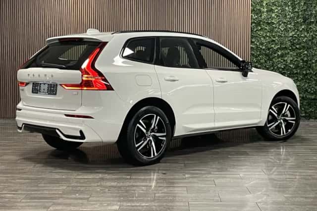 Volvo XC60 (2022) thumbnail 3