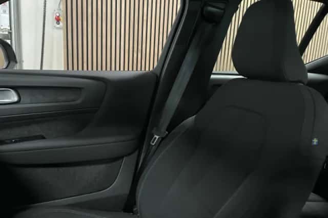 Volvo EX40 (2025) thumbnail 32