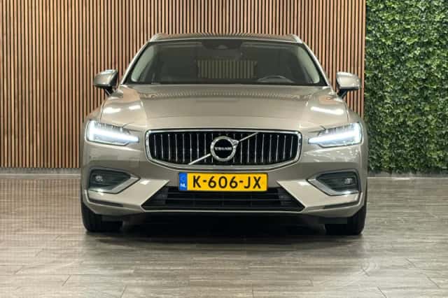 Volvo V60 (2021) thumbnail 2