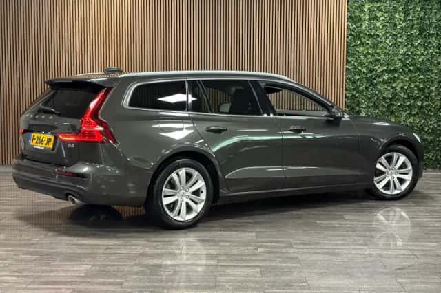 Volvo V60 (2022) thumbnail 3