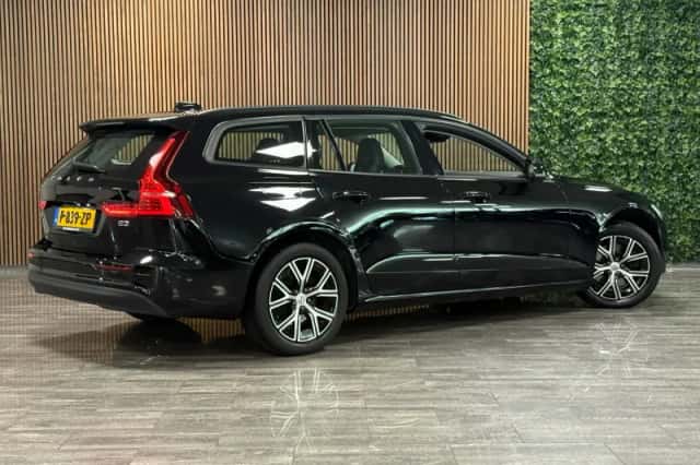 Volvo V60 (2022) thumbnail 3