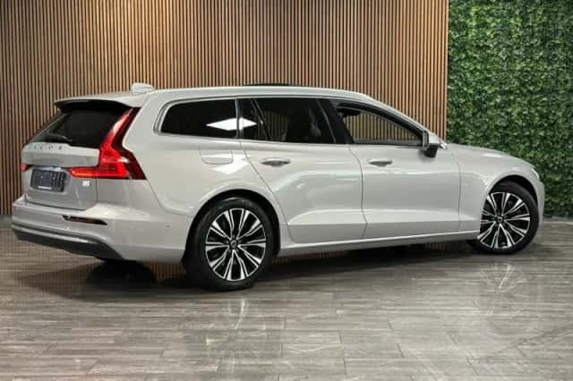 Volvo V60 (2023) thumbnail 3
