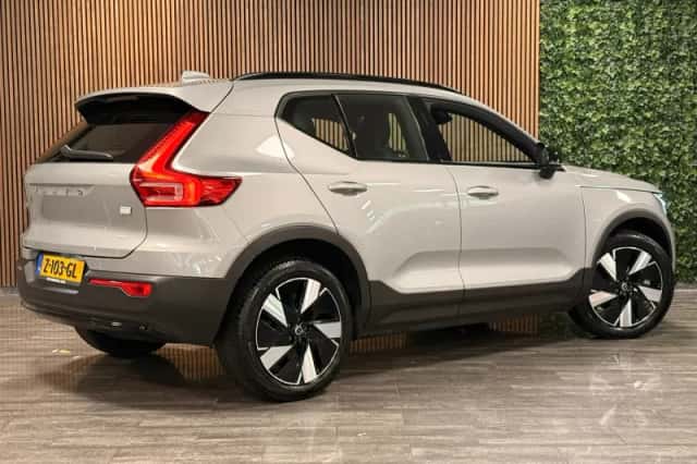 Volvo EX40 (2024) thumbnail 3