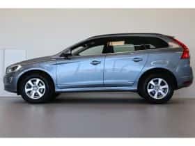 Volvo XC60 (2016) thumbnail 2