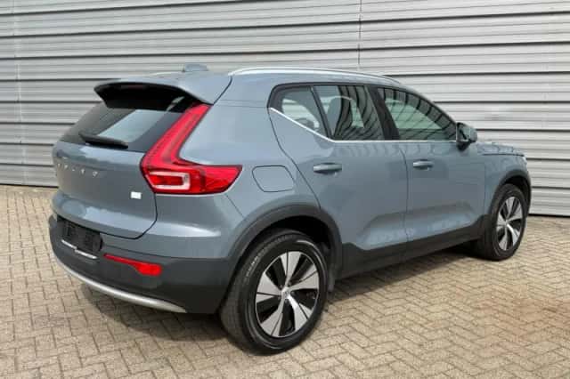 Volvo XC40 (2023) thumbnail 3