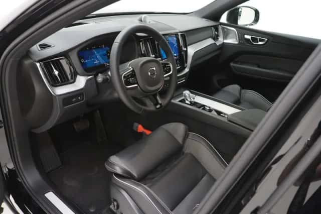 Volvo XC60 (2024) thumbnail 4