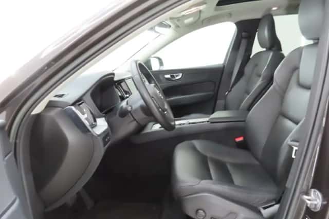 Volvo XC60 (2022) thumbnail 3