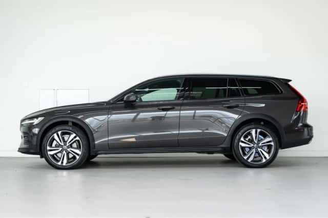 Volvo V60 (2023) thumbnail 2