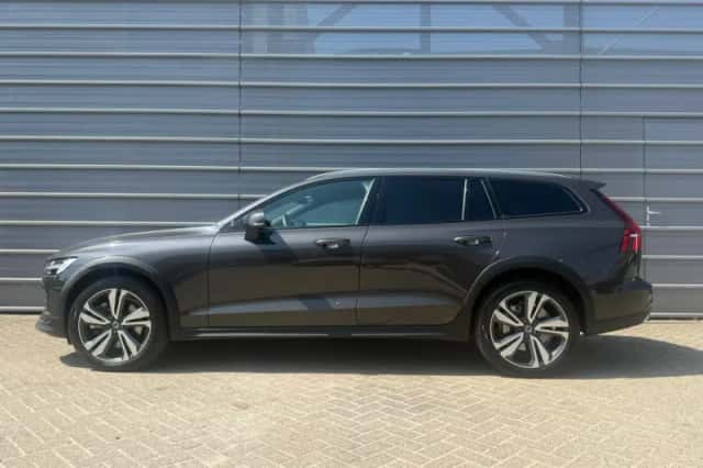 Volvo V60 (2023) thumbnail 2