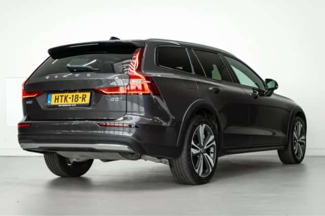 Volvo V60 (2023) thumbnail 3