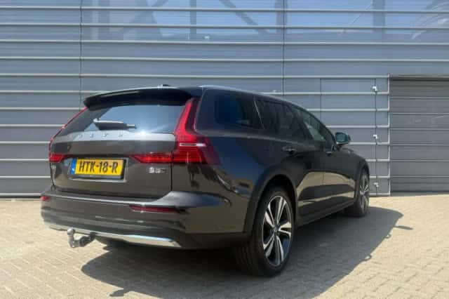Volvo V60 (2023) thumbnail 3