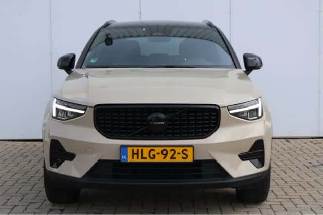 Volvo XC40 (2025) thumbnail 2