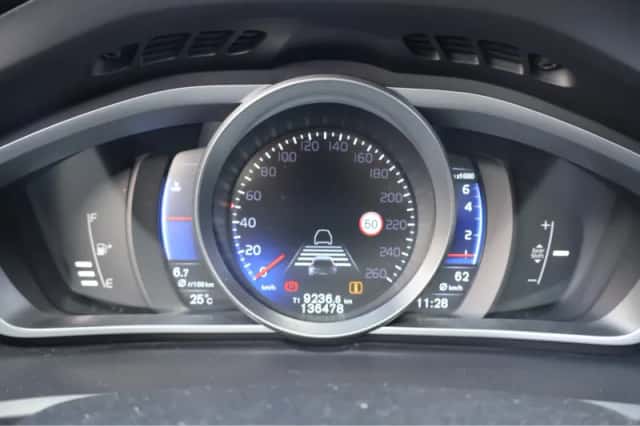 Volvo V40 (2016) thumbnail 11