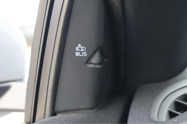 Volvo V40 (2016) thumbnail 14