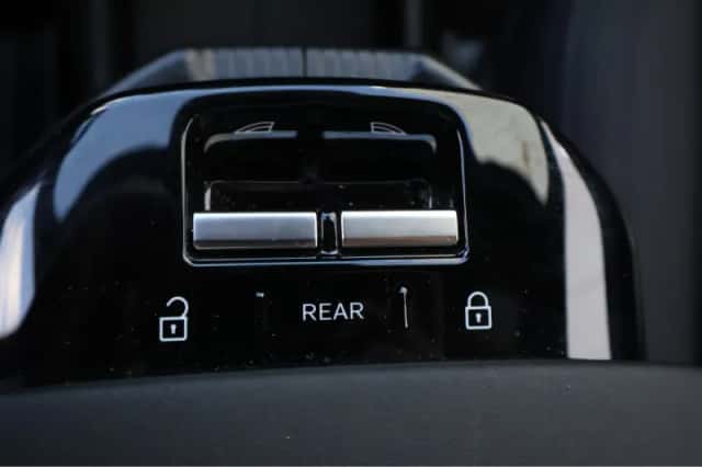 Volvo EX30 (2024) thumbnail 33