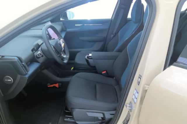 Volvo EX30 (2025) thumbnail 2