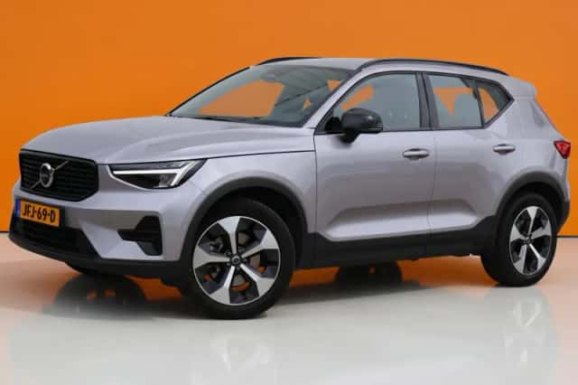 Volvo XC40 (2025) thumbnail 1