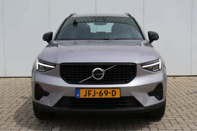 Volvo XC40 (2025) thumbnail 2