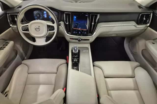 Volvo V60 (2022) thumbnail 3