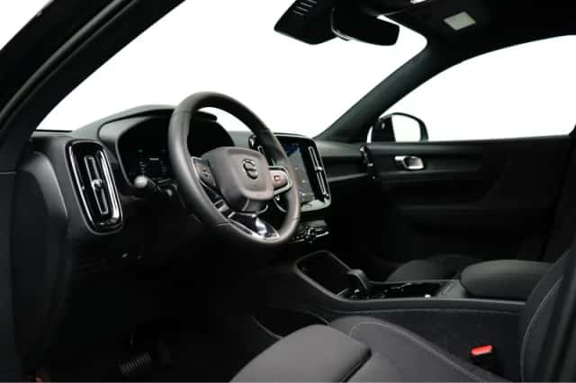Volvo XC40 (2023) thumbnail 2