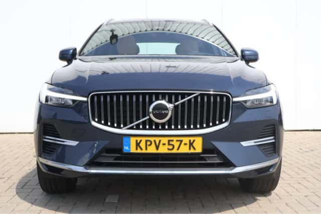 Volvo XC60 (2023) thumbnail 3