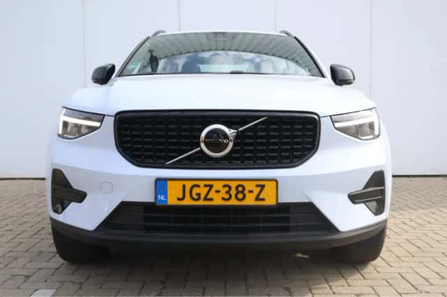 Volvo XC40 (2025) thumbnail 2