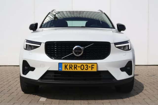 Volvo XC40 (2023) thumbnail 2