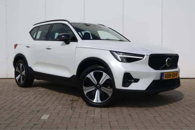 Volvo XC40 (2023) thumbnail 3