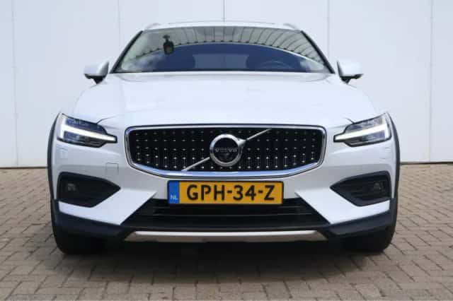 Volvo V60 (2021) thumbnail 2