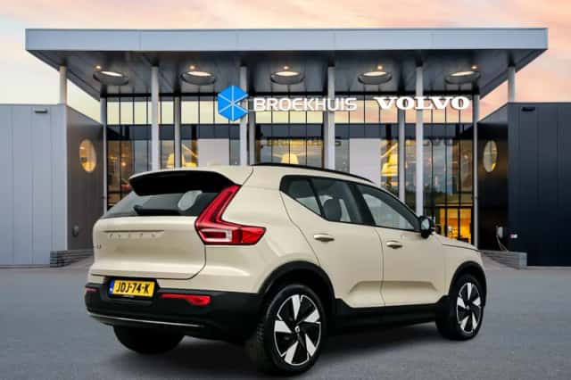 Volvo EX40 (2025) thumbnail 3