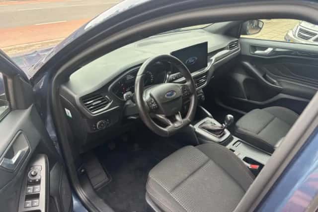Ford Focus (2022) thumbnail 6