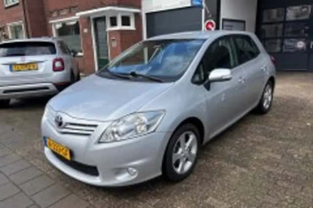 Toyota Auris (2012) thumbnail 4
