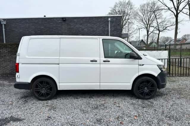Volkswagen Transporter (2017) thumbnail 2
