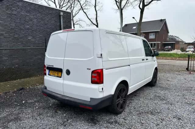 Volkswagen Transporter (2017) thumbnail 3