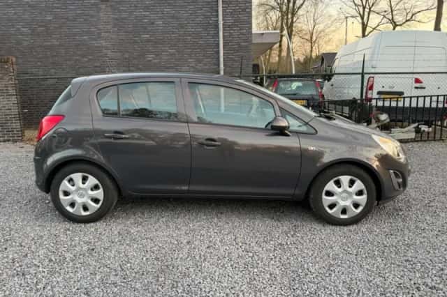 Opel Corsa (2013) thumbnail 3