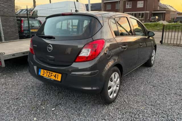 Opel Corsa (2013) thumbnail 4