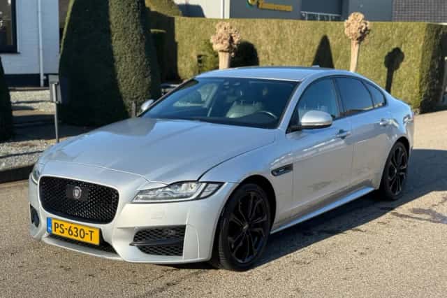 Jaguar XF (2016) thumbnail 1