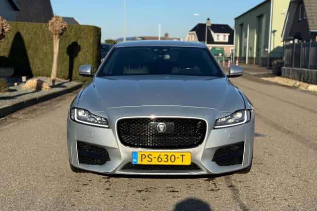 Jaguar XF (2016) thumbnail 2