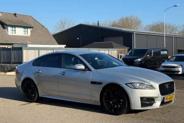 Jaguar XF (2016) thumbnail 4