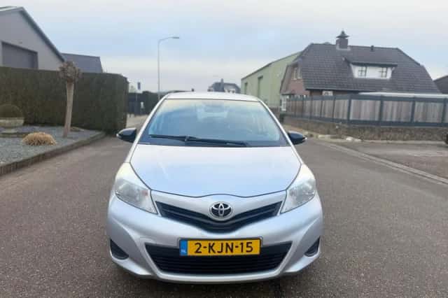 Toyota Yaris (2013) thumbnail 2