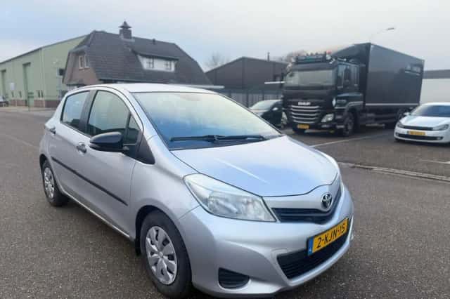 Toyota Yaris (2013) thumbnail 3